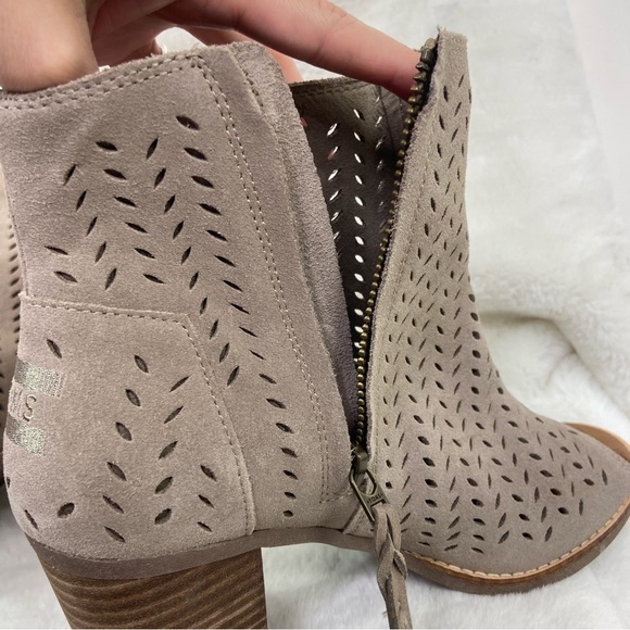 TOMS MAJORCA khaki suede cut out PEEP TOE BOOTIES. Size 9 - Picture 14 of 16